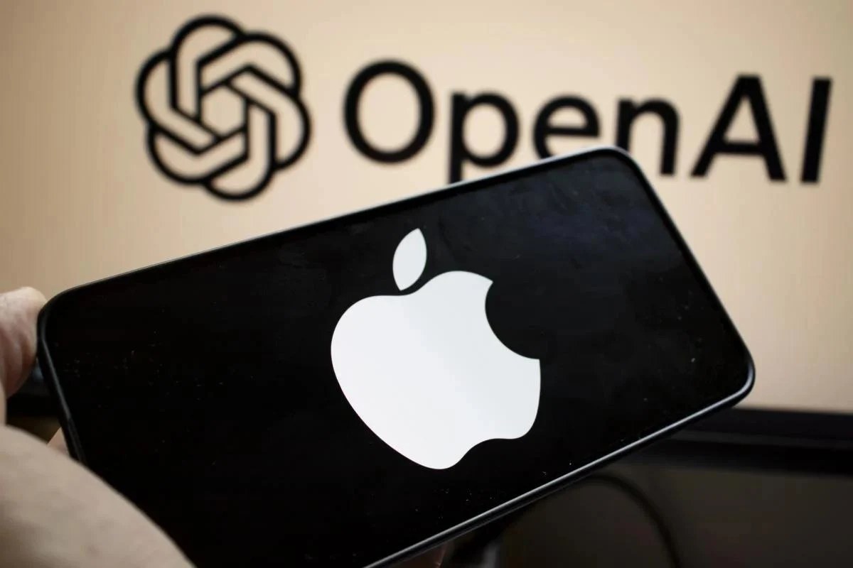 Логотипи Apple та OpenAI на тлі судового документа про комерційні таємниці