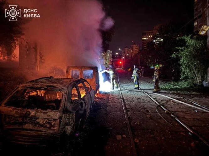 Наслідки нічного удару РФ по Києву 19 липня: пошкоджені будівлі та робота рятувальників