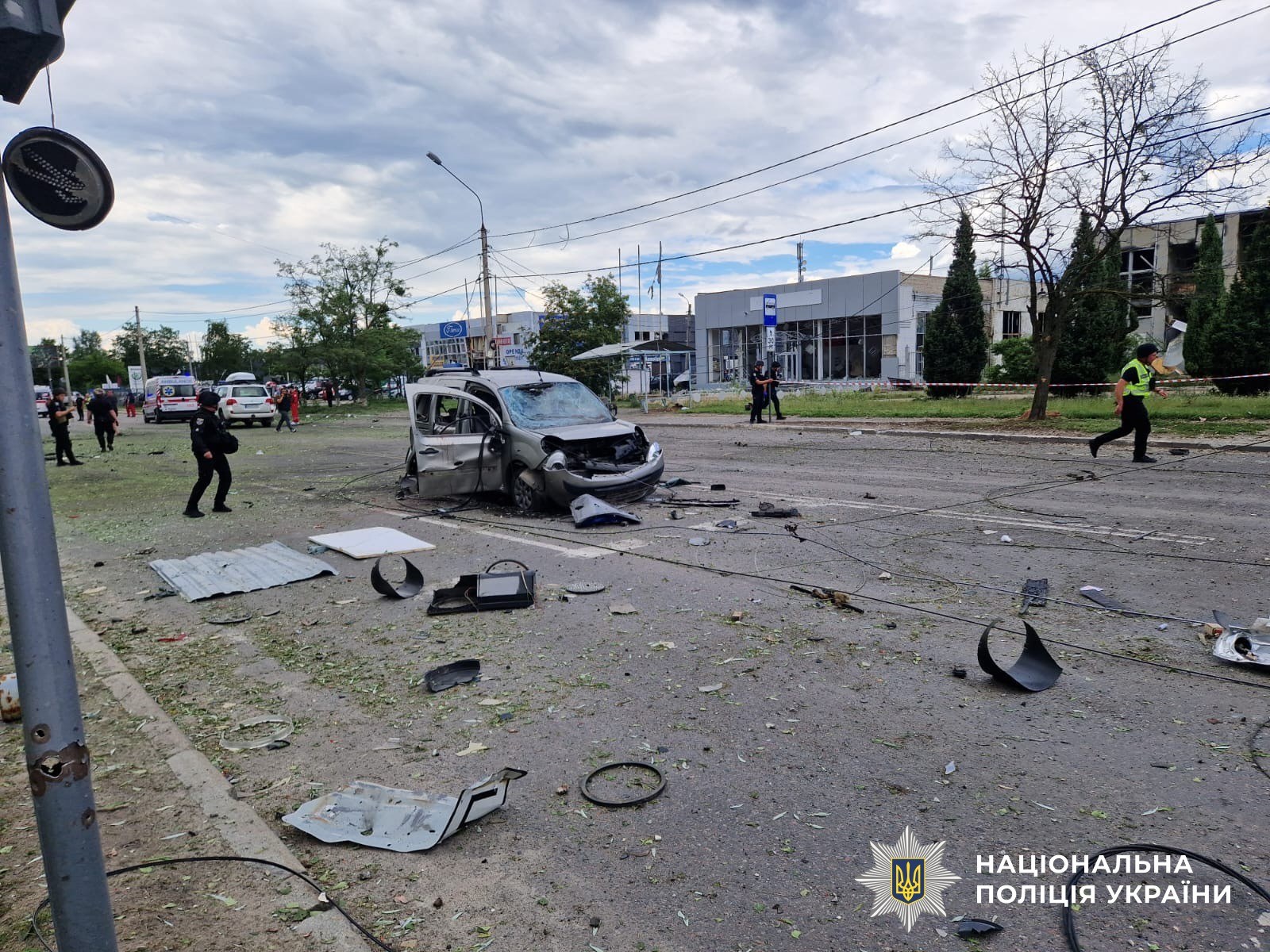 Наслідки удару трьома КАБами в Зарічному районі Сум: пошкоджені будинки, транспорт та зупинка