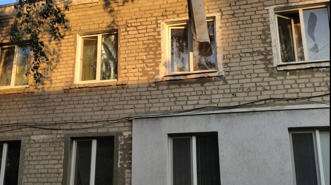 Пошкоджені внаслідок ракетного удару двоповерхові багатоквартирні будинки у селищі Шевченкове