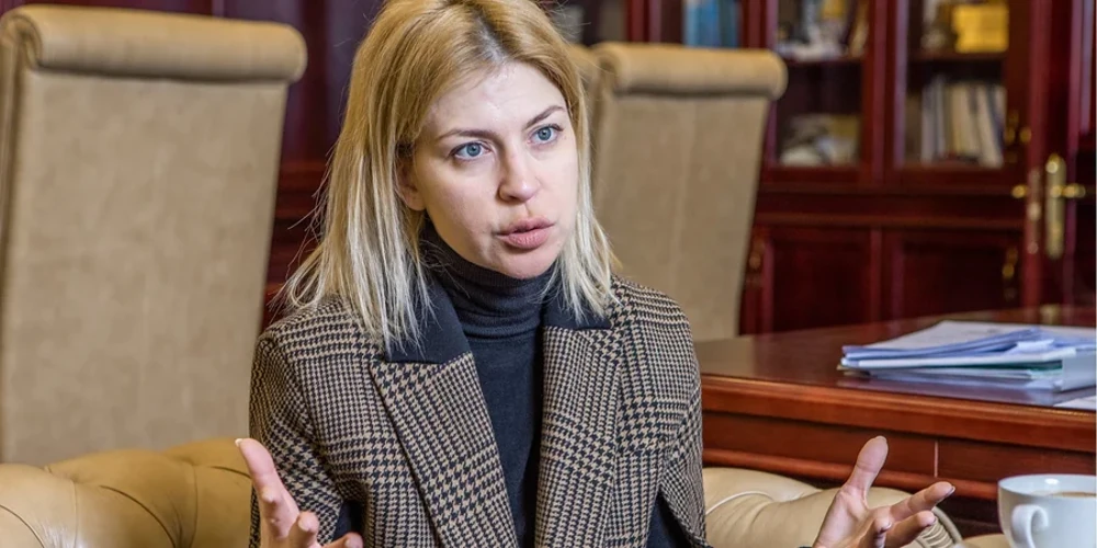 Ольга Стефанішина та сторінка указу Президента України №696/2026 про звільнення з посади посла у США