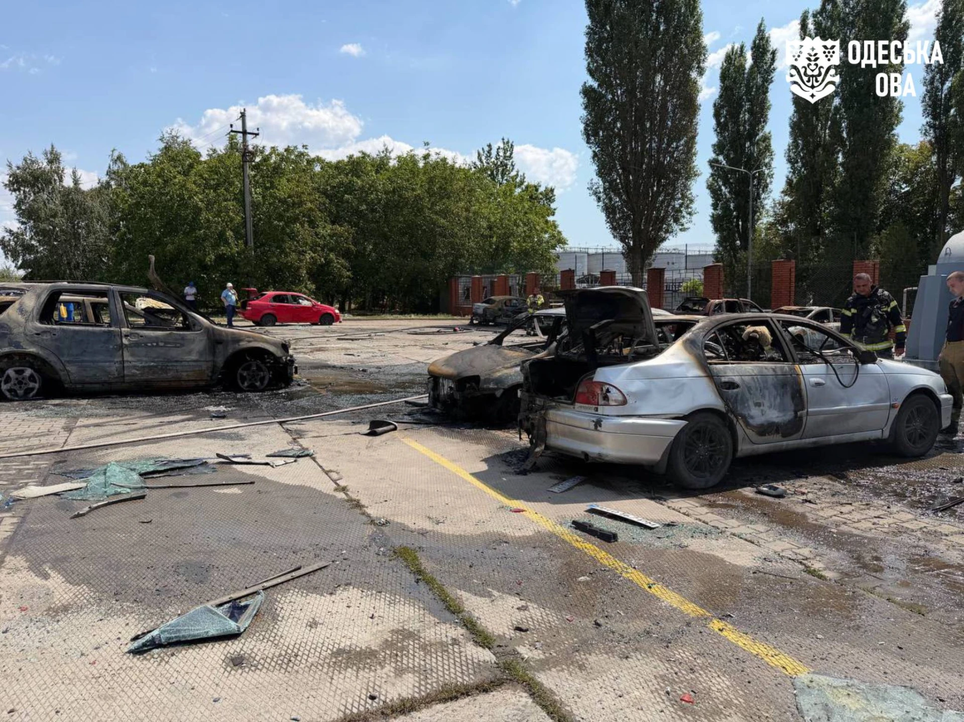 Пошкоджені автомобілі на стоянці підприємства в Одеському районі після удару 5 серпня 2026 року