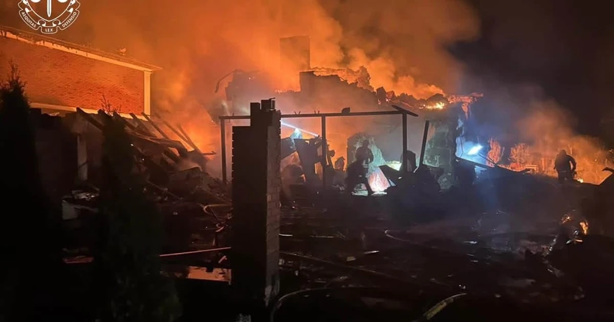 Знищений двоповерховий приватний будинок у селі Пухівка Броварського району Київської області після удару п'ятьма