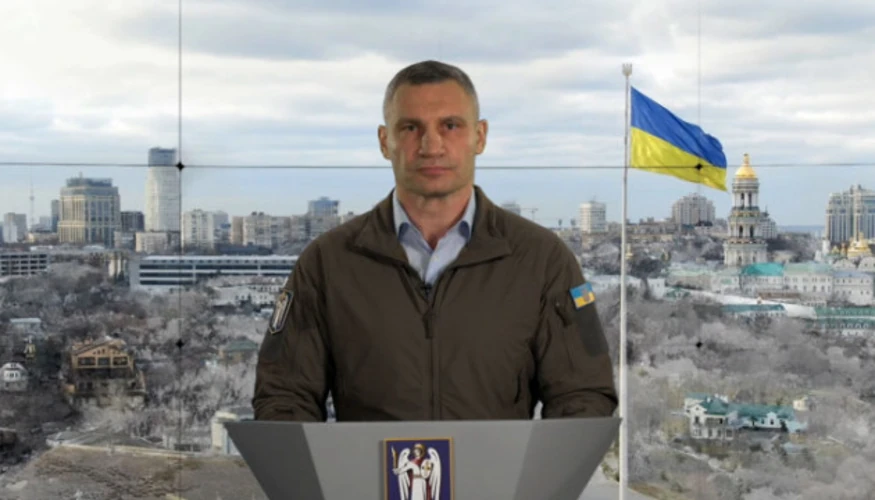 Віталій Кличко біля будівлі Київської міської державної адміністрації