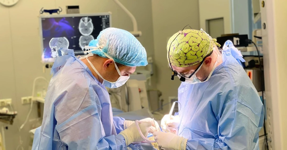 Британські хірурги вперше використали ШІ-асистента під час операції на мозку