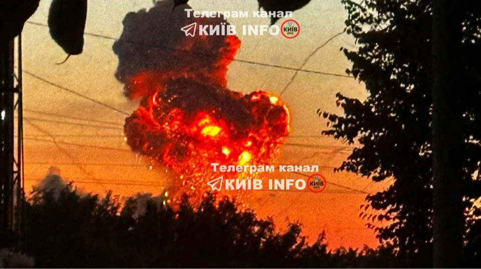 Пожежа та дим на території підприємства у селі Мила Бучанського району після удару безпілотника