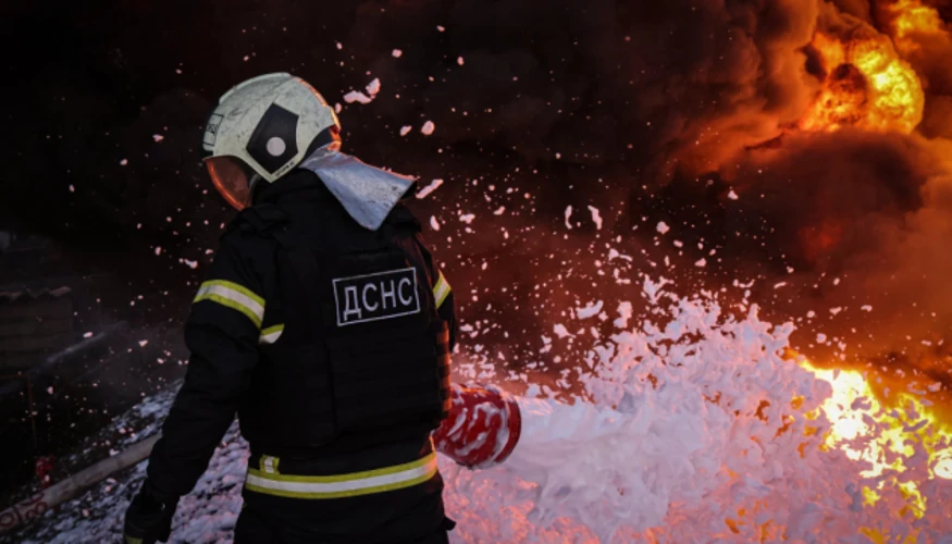 У Києві біля бізнес-центру впали уламки безпілотника: пояснення інциденту