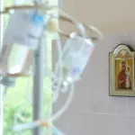 Рятувальник гасить пожежу на приватному транспортному підприємстві у Дергачах після влучання російського FPV-дрона