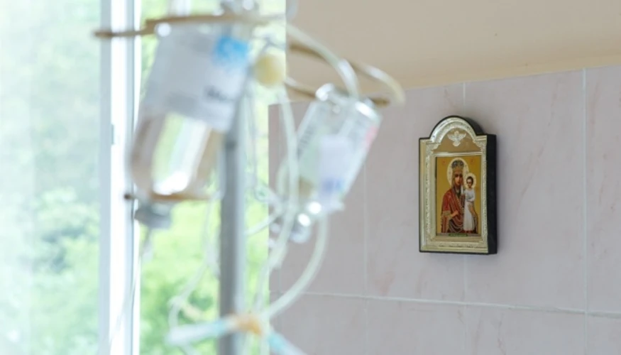Рятувальник гасить пожежу на приватному транспортному підприємстві у Дергачах після влучання російського FPV-дрона