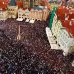 Учасники протесту «Руки геть від суспільних ЗМІ» на Староміській площі в Празі