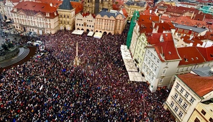 Учасники протесту «Руки геть від суспільних ЗМІ» на Староміській площі в Празі