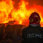 Ілюстративне фото наслідків атаки безпілотника (будинки та автомобілі)