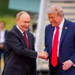 Володимир Путін і Дональд Трамп під час телефонної розмови (REUTERS/Kevin Lamarque)